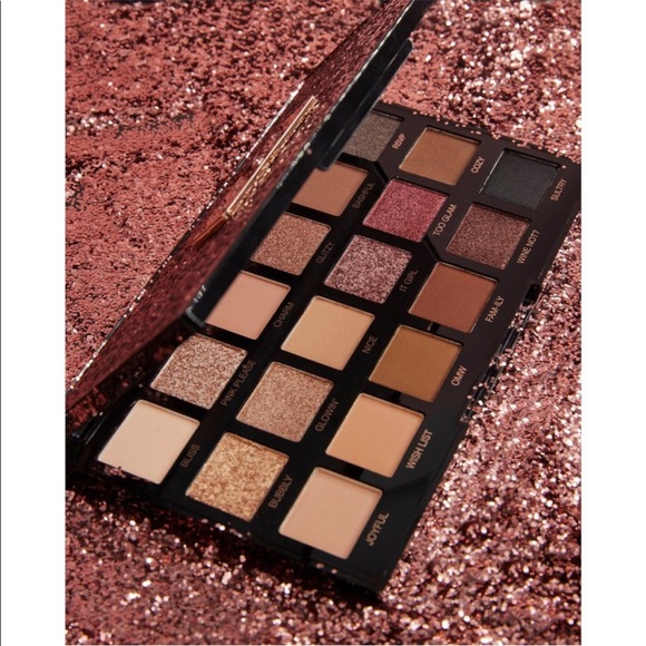 L.A. Girl Holiday Eyeshadow Palette - Holi Slay - Picture 5 of 6